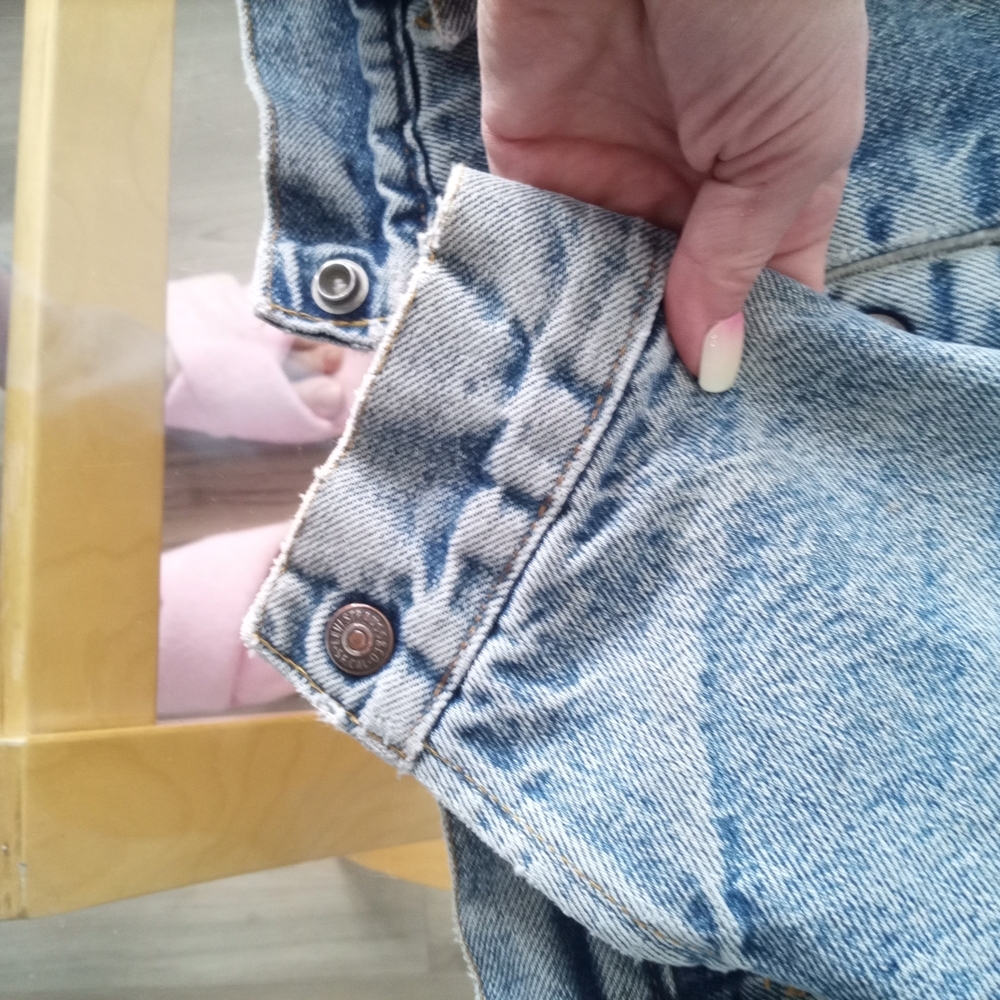 Vintage Levi's Light Blue Denim Jacket with White Lining - Picture 4 of 6